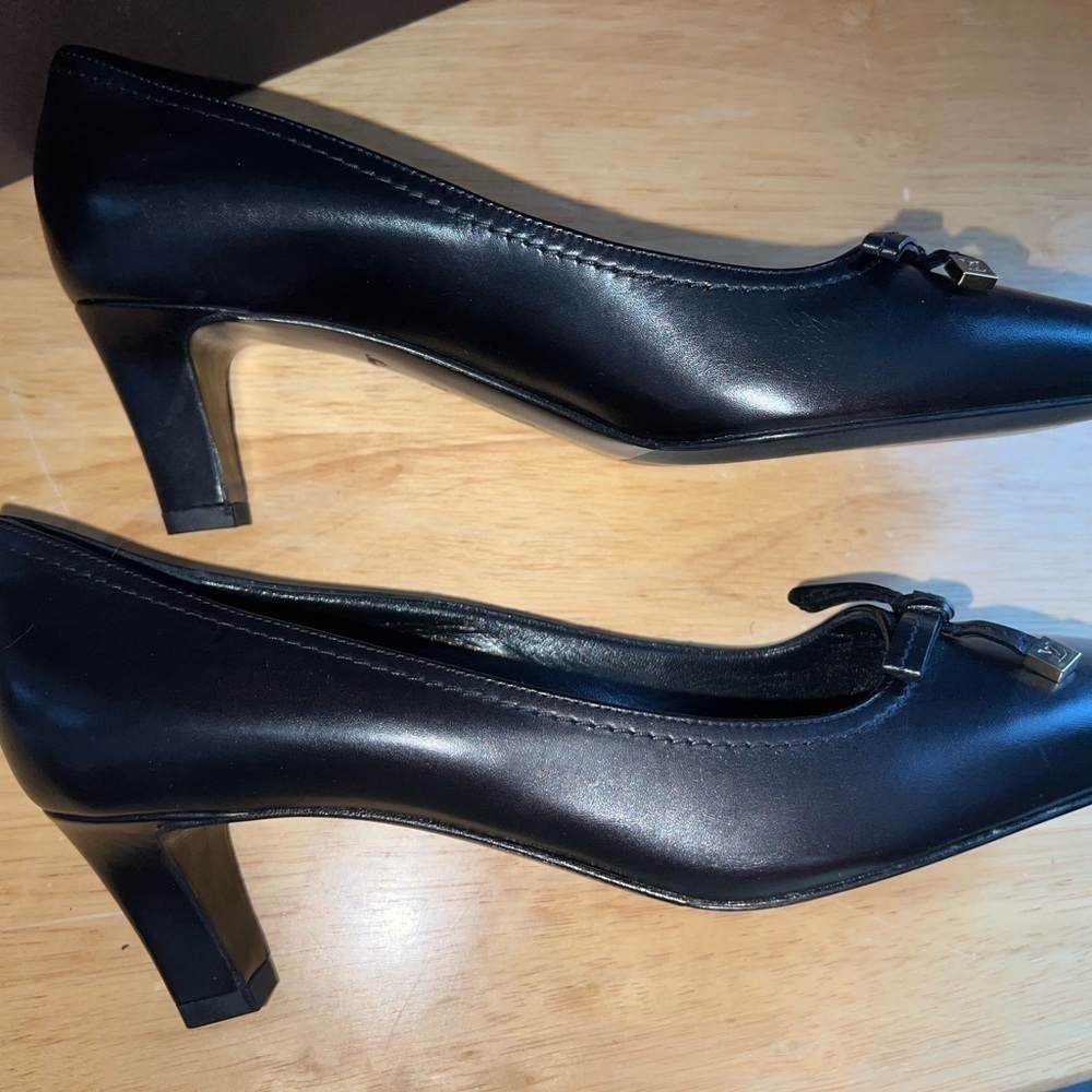 Louis Vuitton uniform black pumps. In excellent condition. - Picture 2 of 8